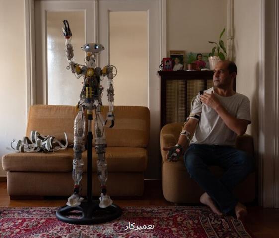 پناهجوی افغان با بطری نوشابه ربات ساخت