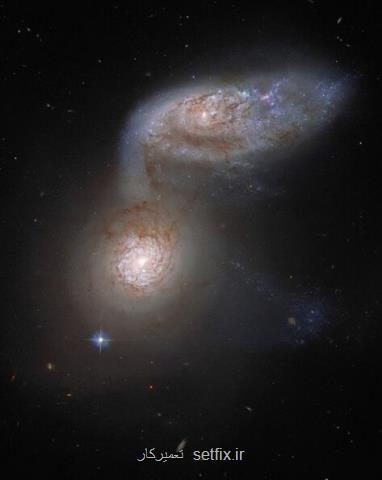 رقص 2 کهکشان مارپیچی در فضا