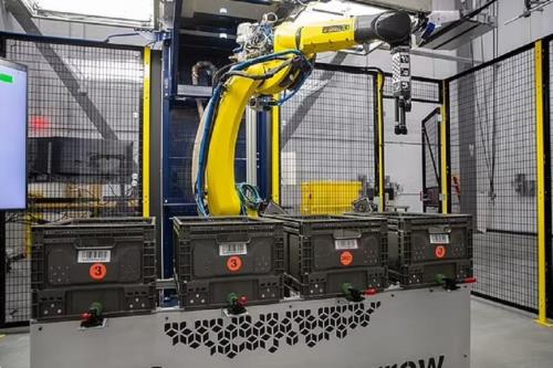 توانایی اعجاب انگیز بازوی رباتیک آمازون در جابه جایی محصولات